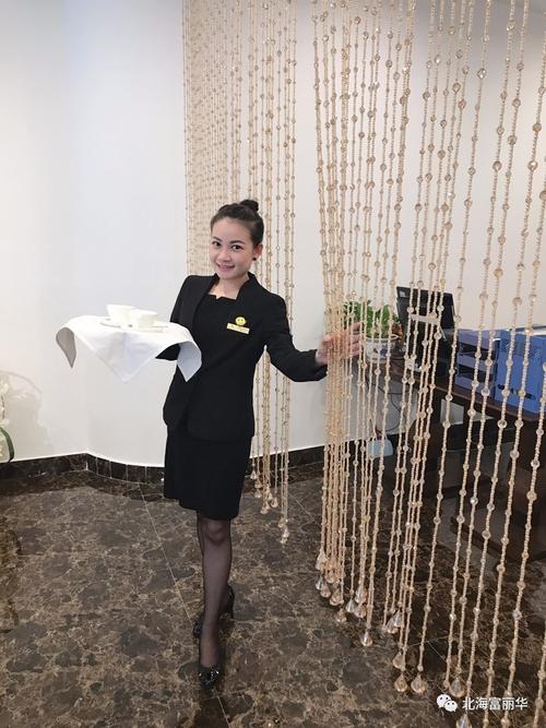18号微笑格言:微笑是一种神奇的电波,它会使别人在